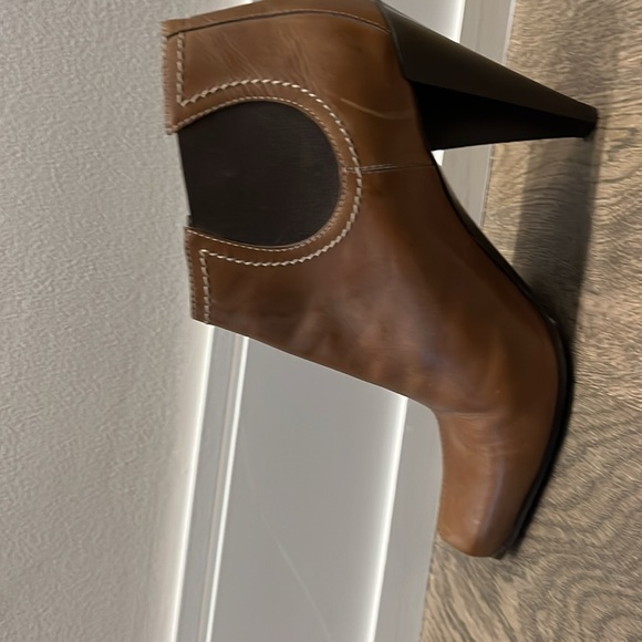 Donald Pliner tan leather booties.  Women’s size 9M - Picture 3 of 4